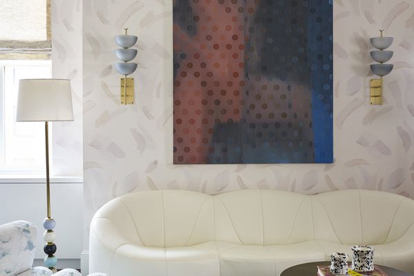 客厅水晶吊灯和白色真皮沙发