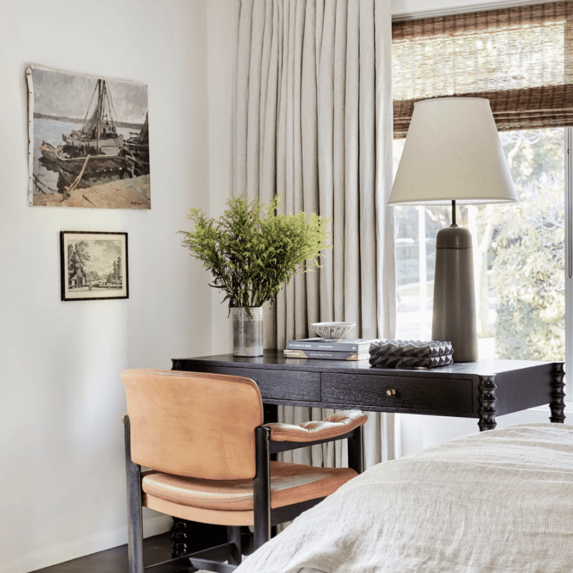 卧室的一角，装饰着竹帘和米色窗帘