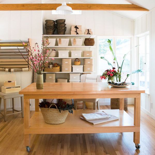 带有工业照明装置的厨房