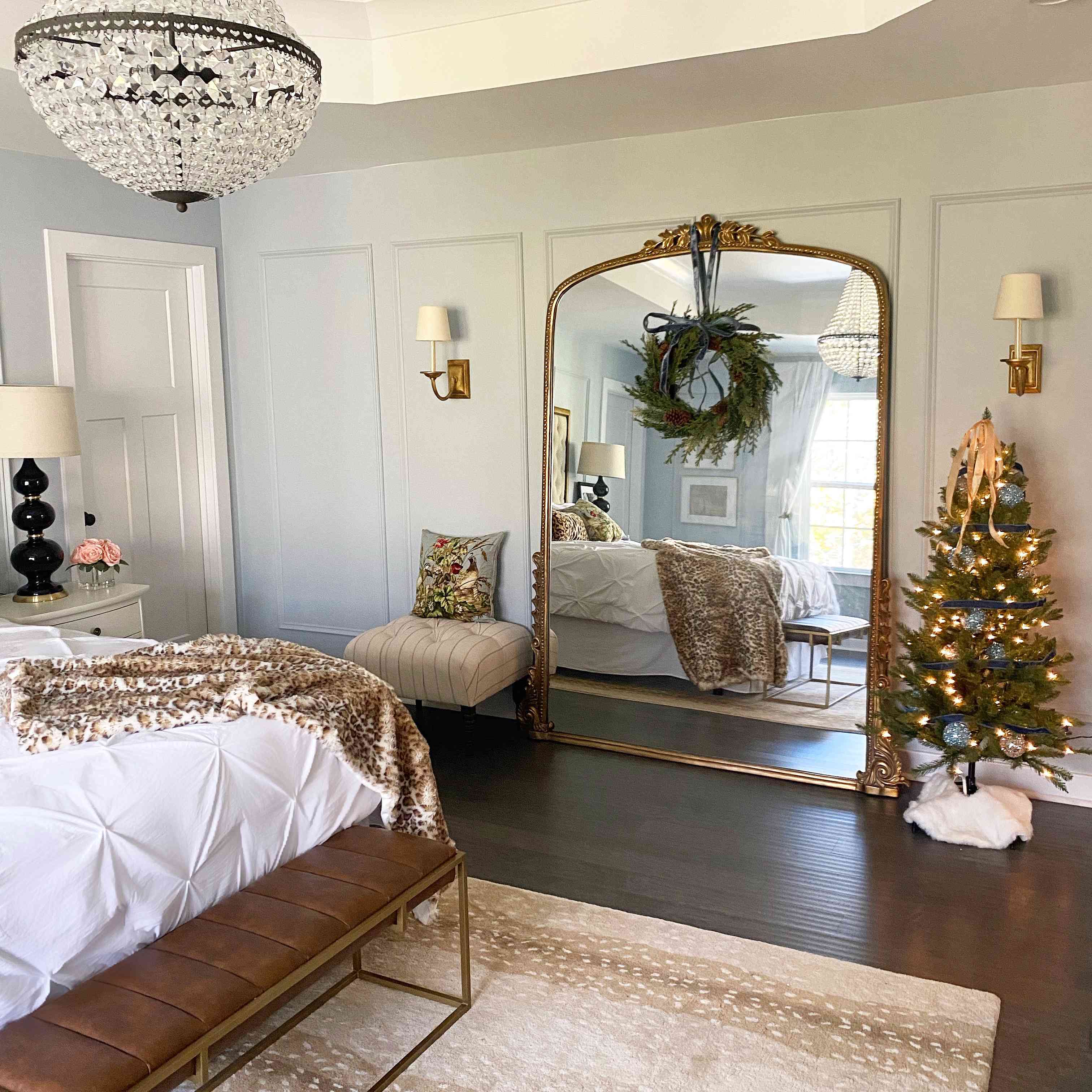 花环和树在卧室。