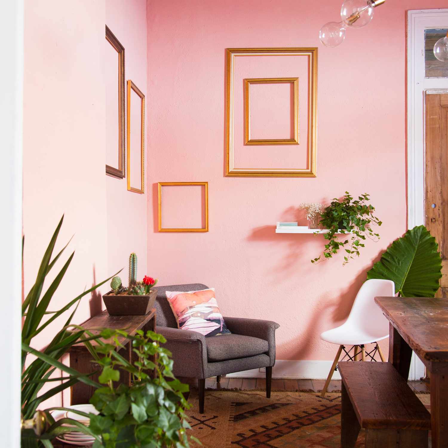 粉红色的餐厅在墙上的金框架