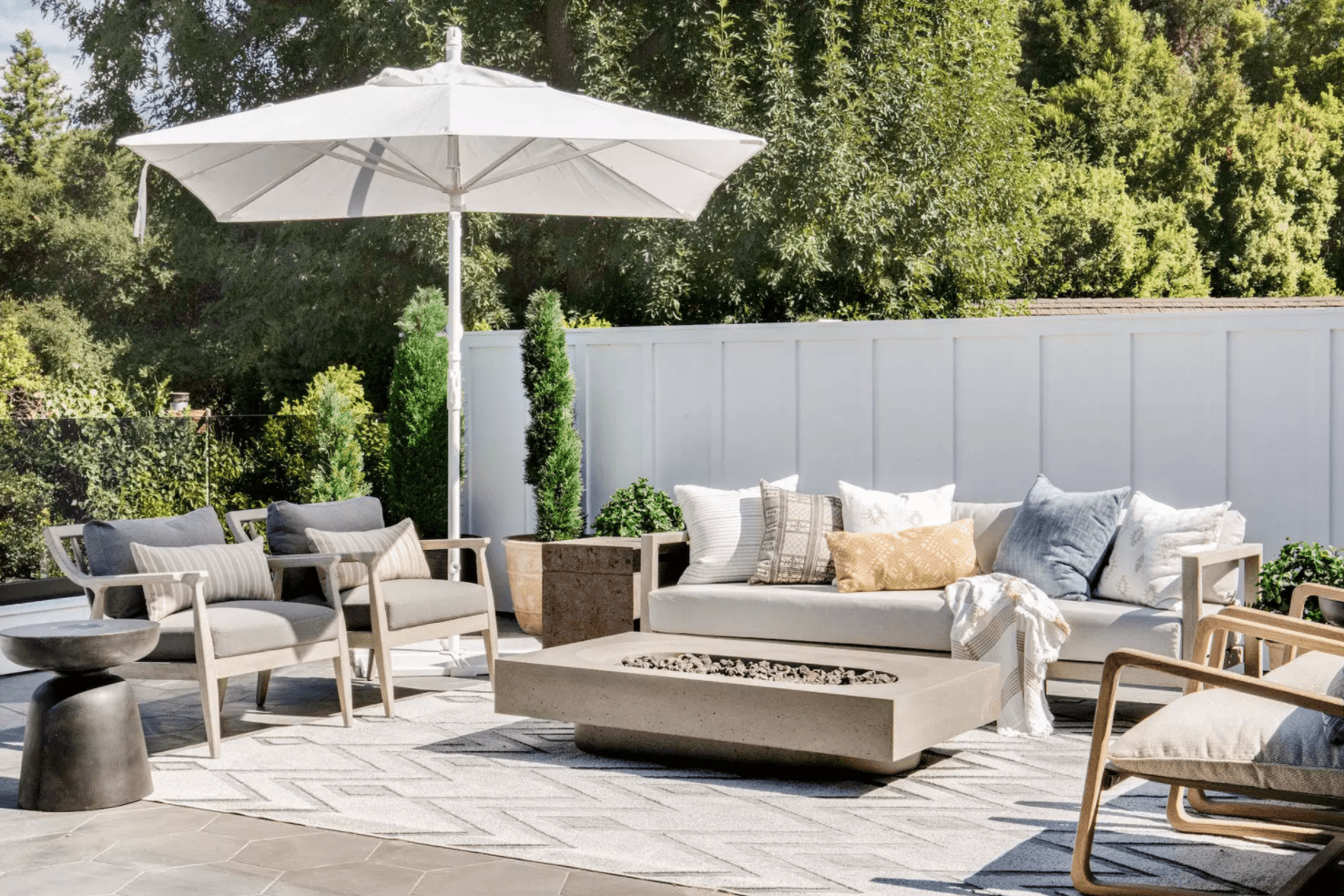 装饰有豪华椅子、户外沙发和一个大火坑的甲板