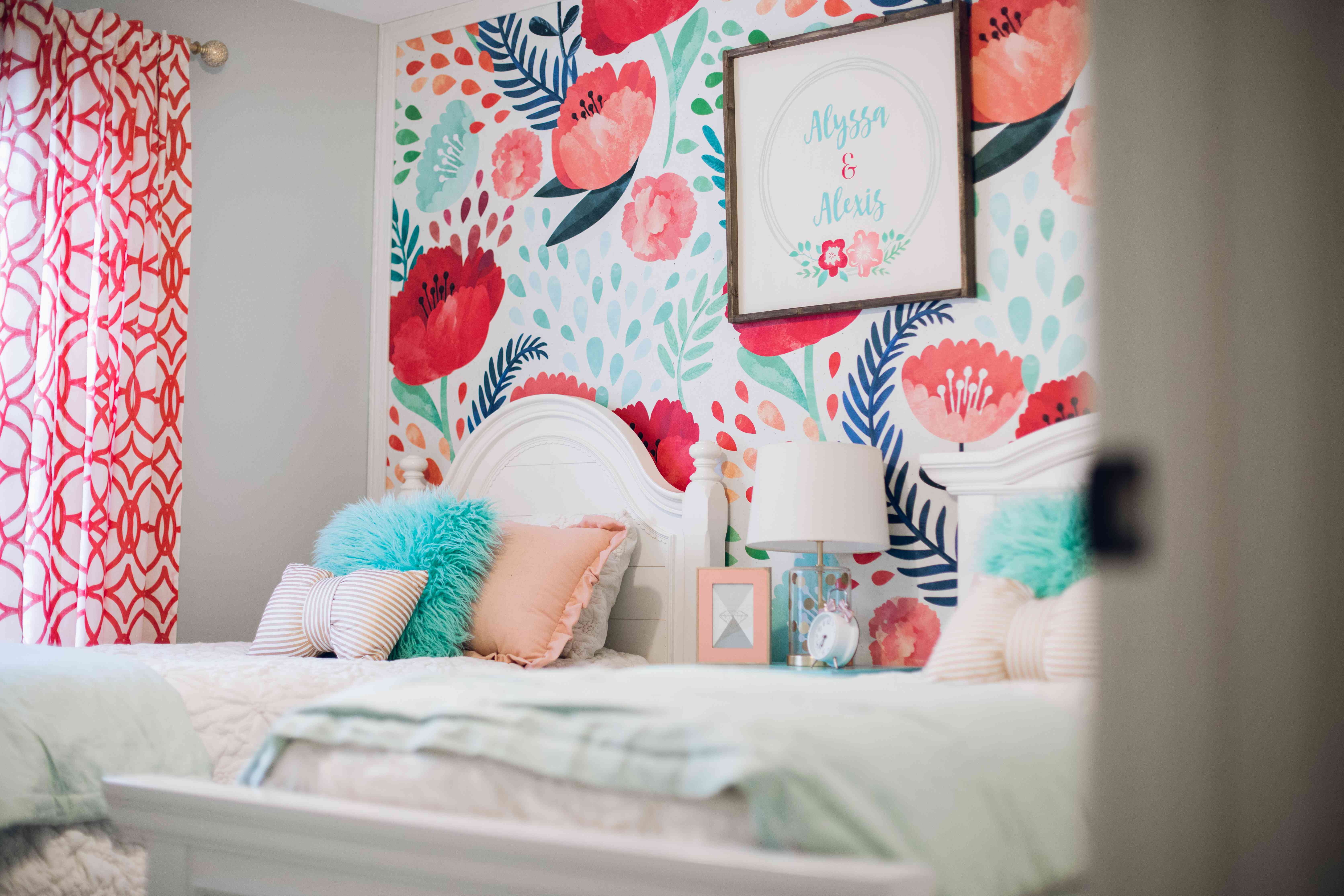 五颜六色的花卉女孩卧室。