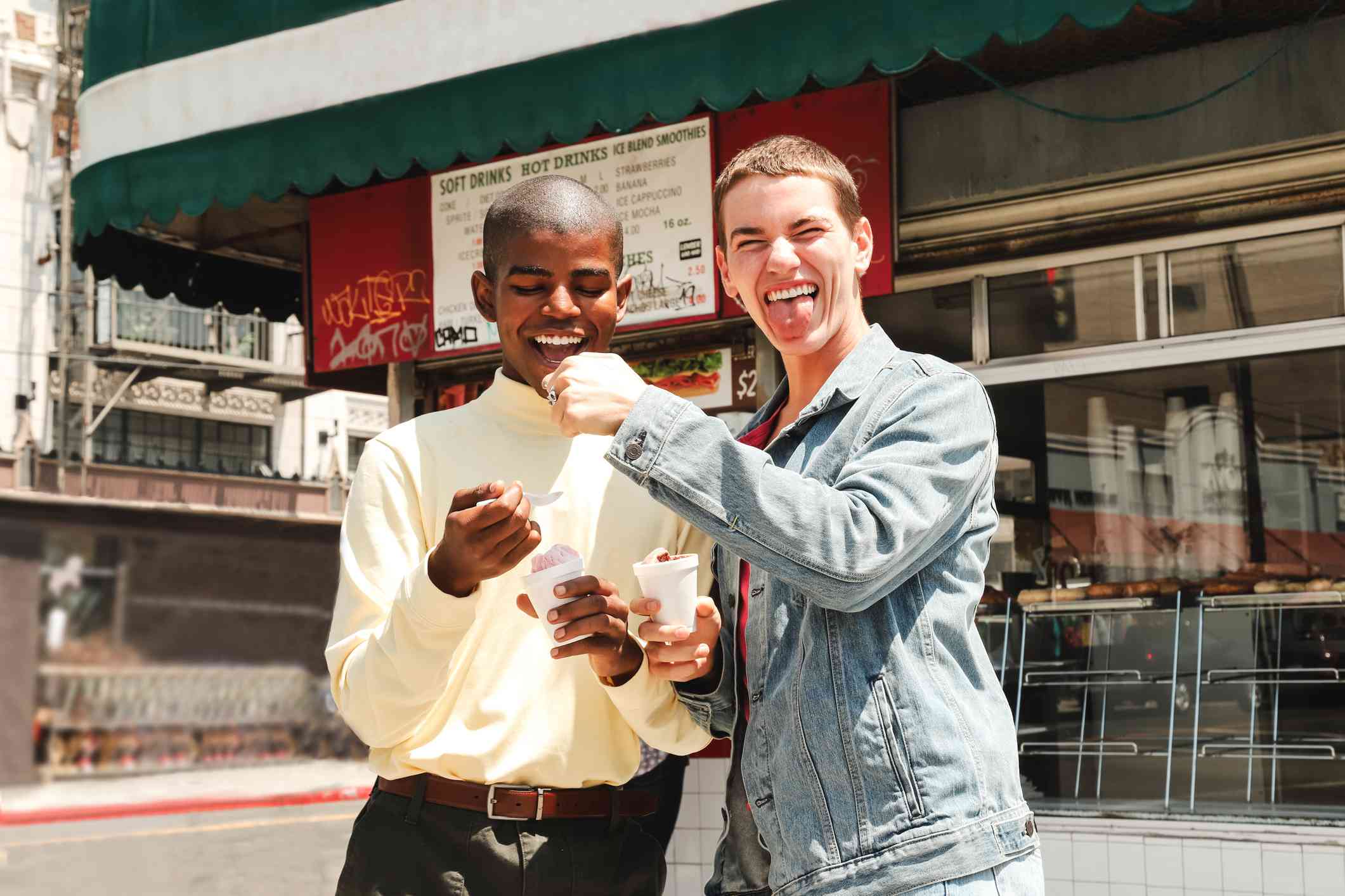 一对年轻夫妇正在享用冰淇淋