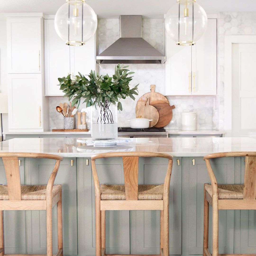 有大理石台面的乡村厨房