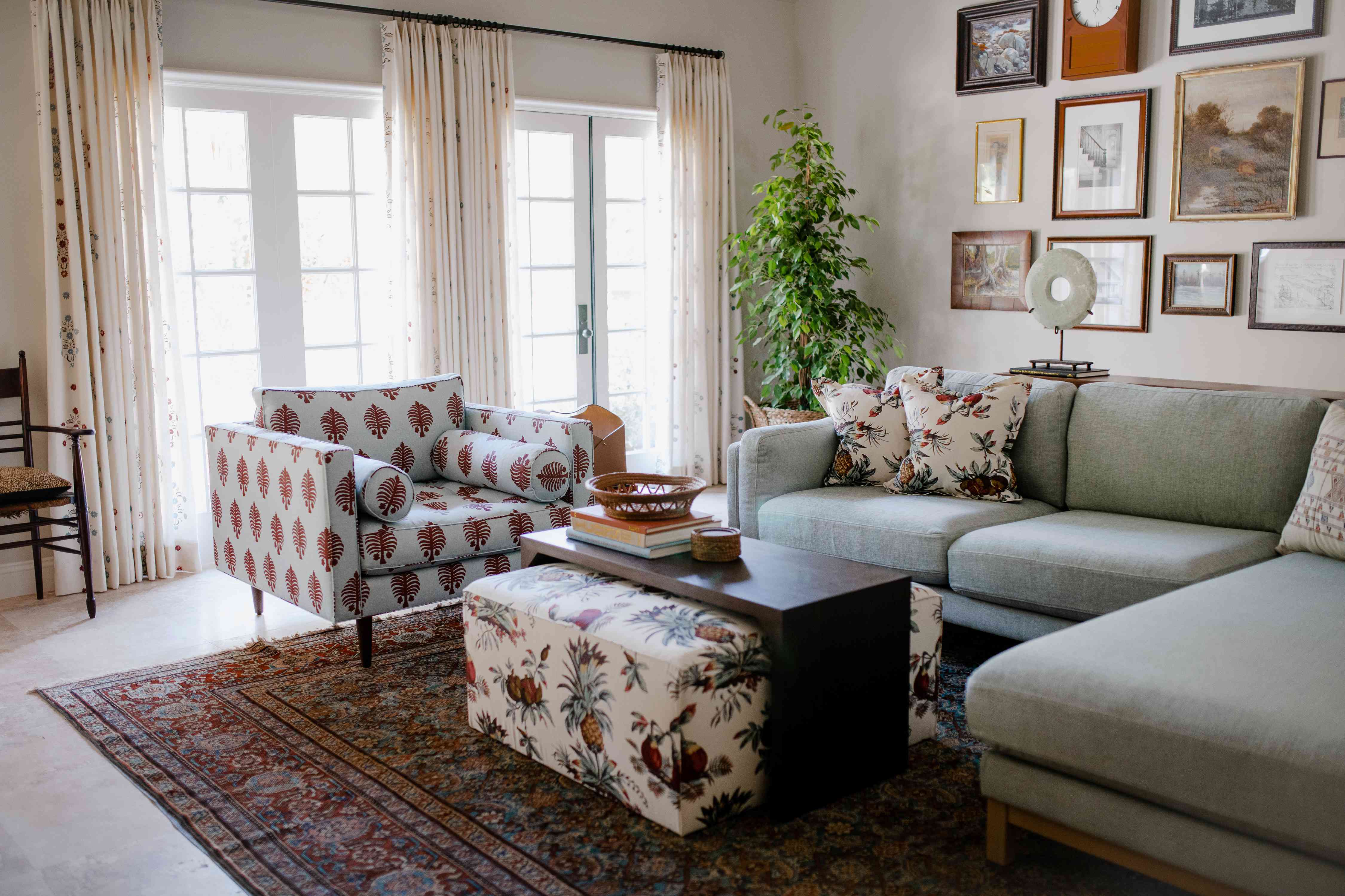 客厅里有带花的靠垫和枕头。