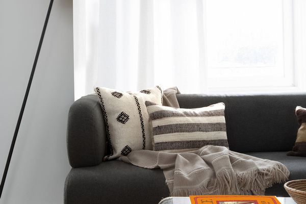 公寓客厅，透明的咖啡桌