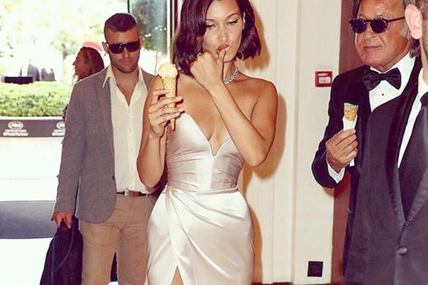 Bella Hadid吃冰淇淋蛋筒