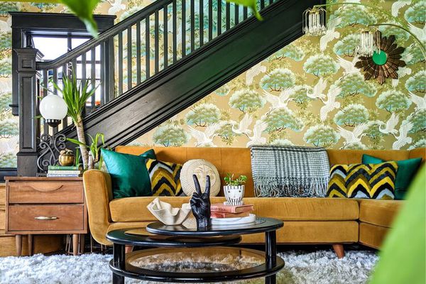 绿色兼收并蓄的客厅。