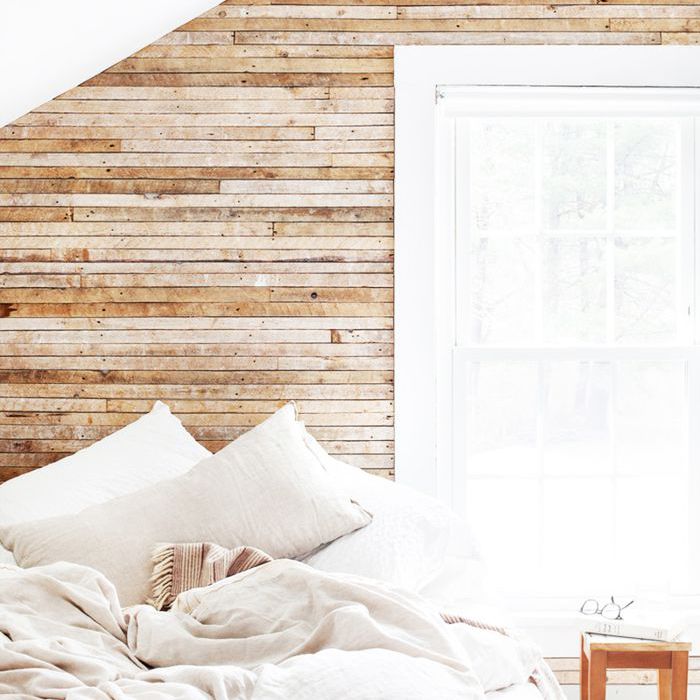 一间宁静的、未完成的、别致的卧室。