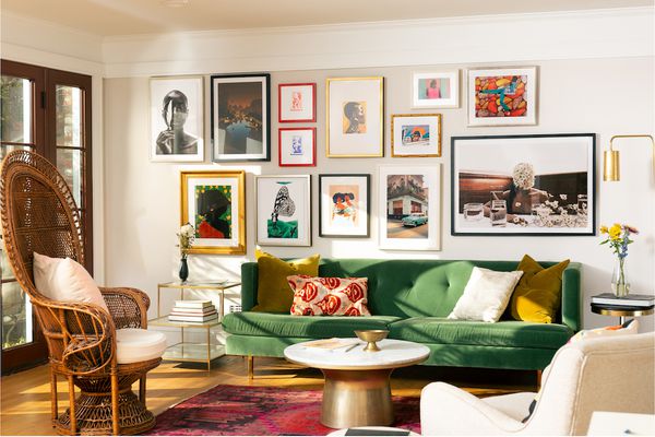 五颜六色的客厅里有Framebridge黑人艺术家的版画。