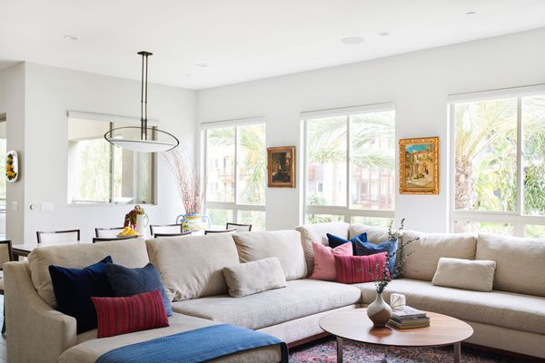 中性的米色沙发，带条纹枕头。