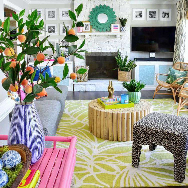 彩色兼收并蓄的客厅与人造橙植物。