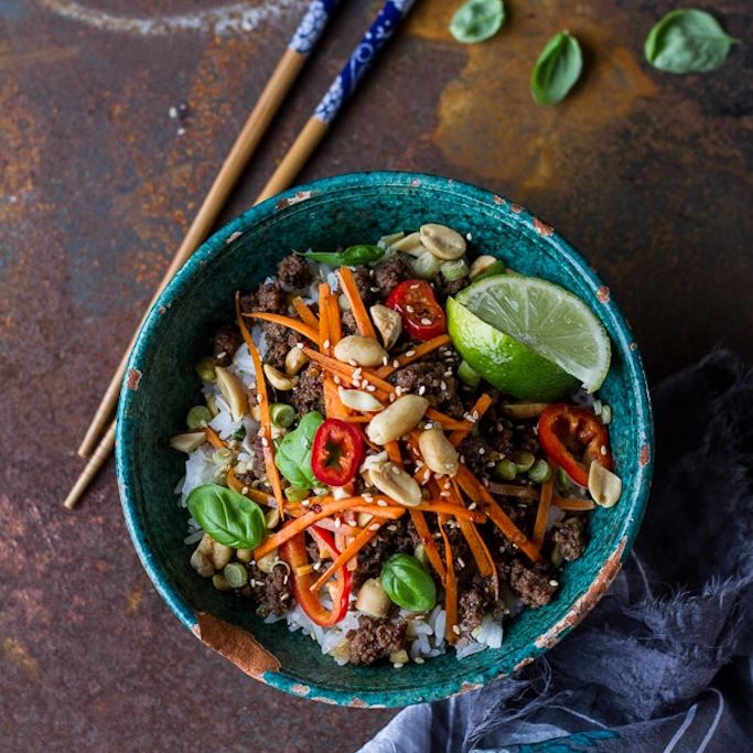 泰国罗勒牛肉和柠檬草饭碗，碎牛肉食谱