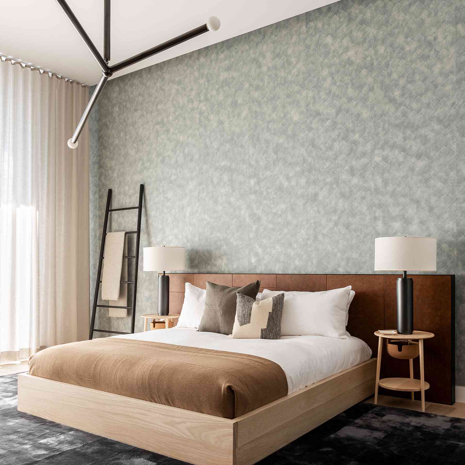 主要卧室配有现代灯具。