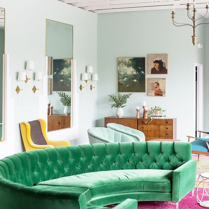 绿色天鹅绒沙发上