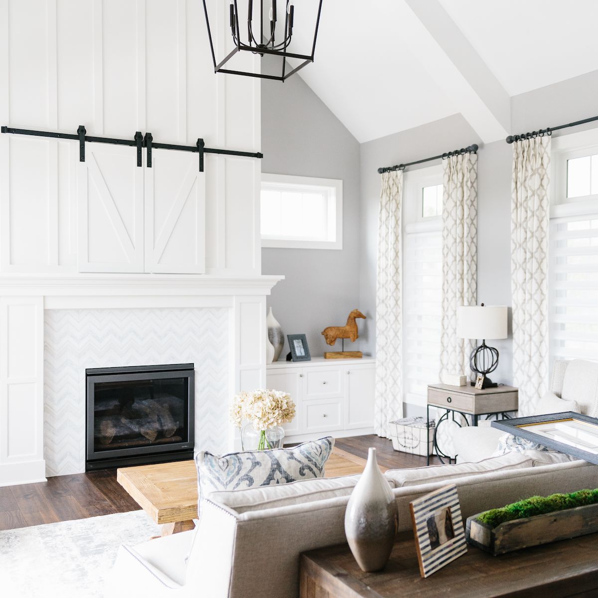 带镶板壁炉的客厅