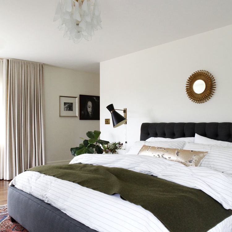 带灰褐色的窗帘的浴室