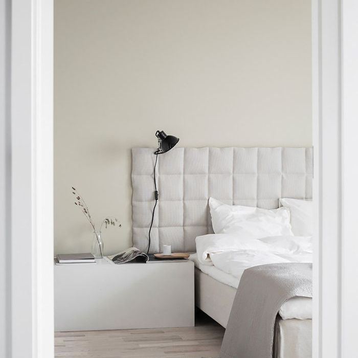 中性色的床是根据风水原则放置在正确的对准