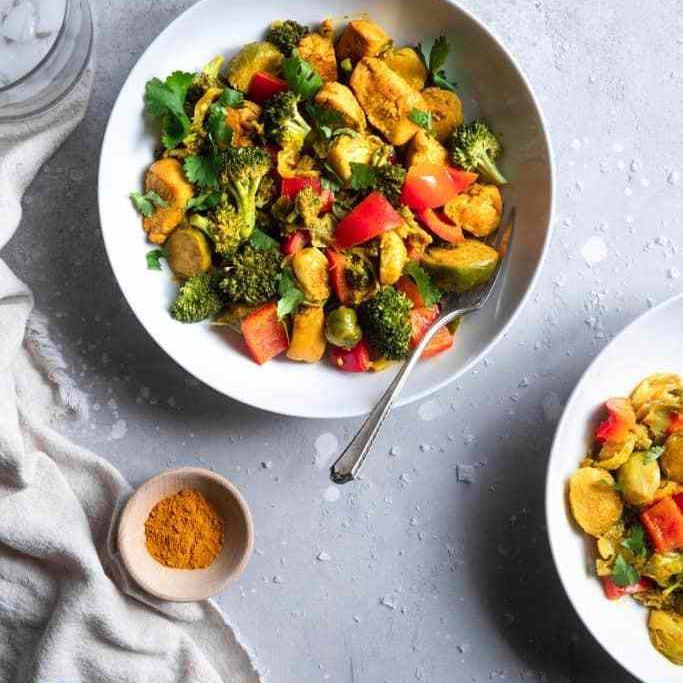 即时锅鸡姜黄和蔬菜