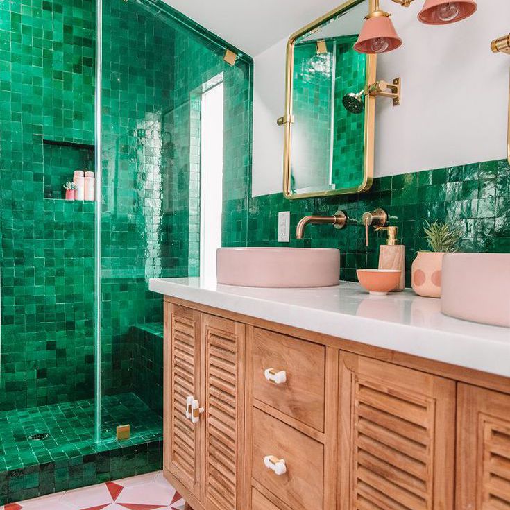 客房的浴室里铺着绿色的