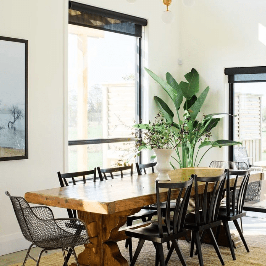 一间窗户上有黑色卷帘的餐厅