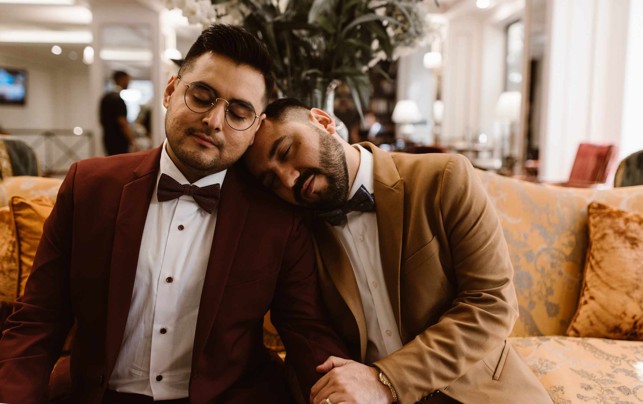 年轻男性的夫妇坐在在沙发酒店