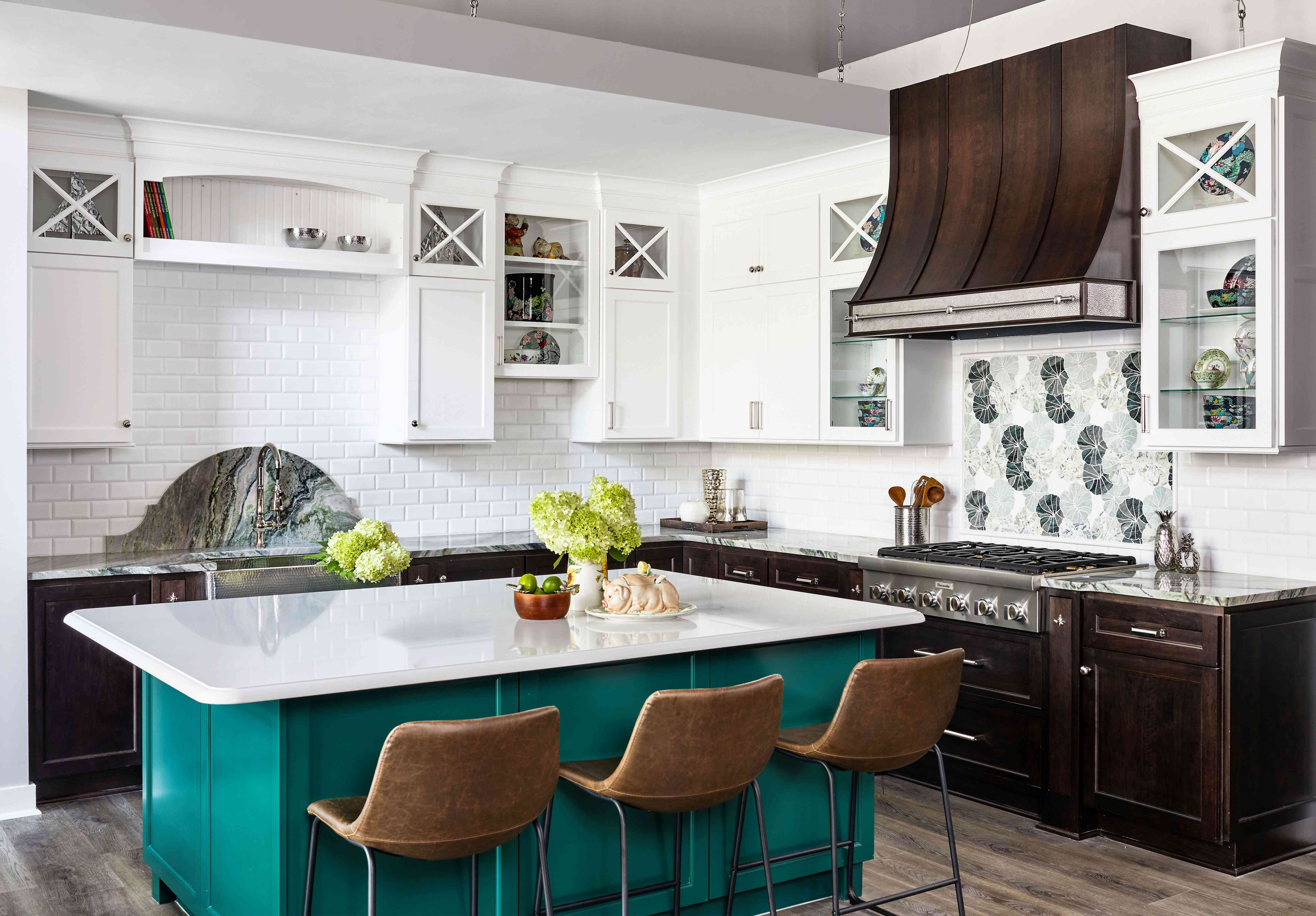 有绿色蓝色油漆的厨房