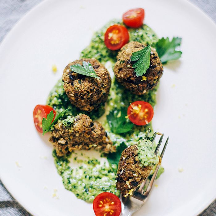 茄子肉丸配甘蓝香蒜沙司