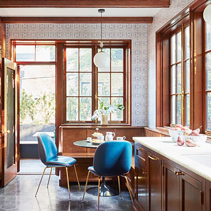 有蓝色椅子的圆咖啡桌