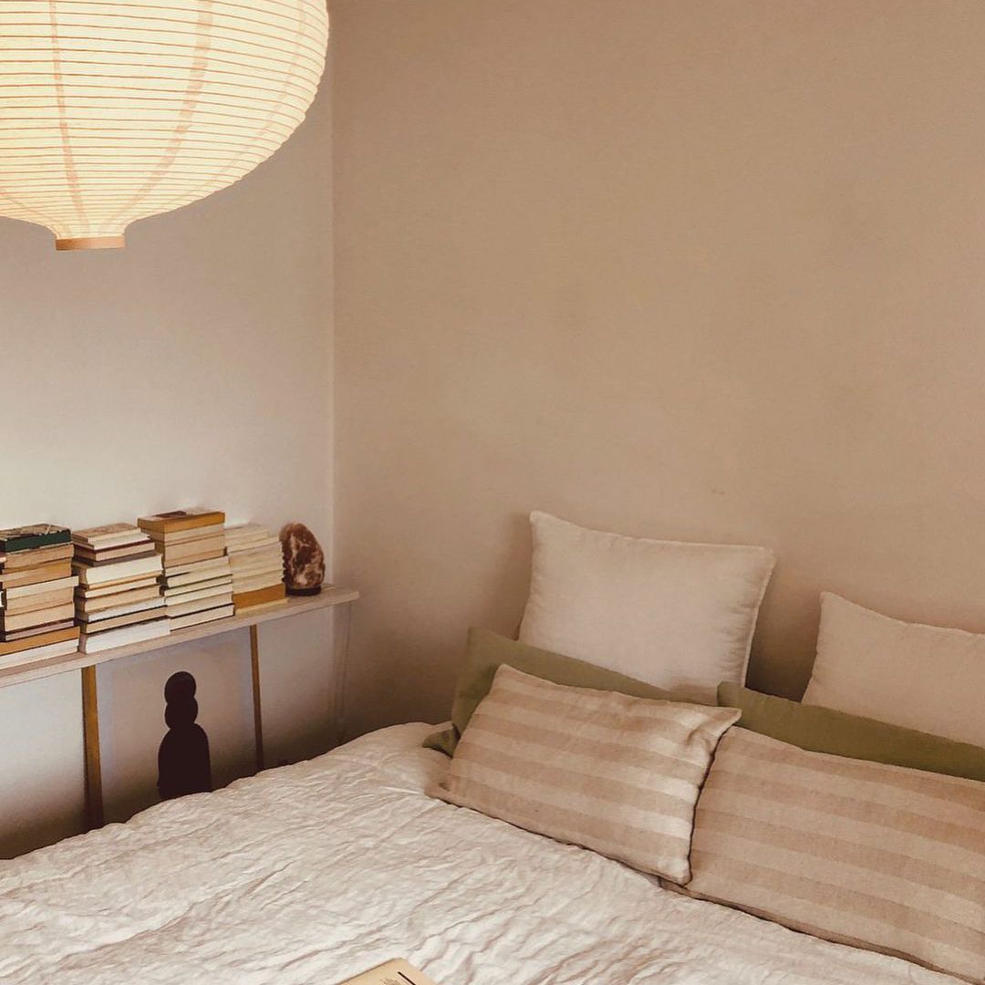 中性的卧室和书架。