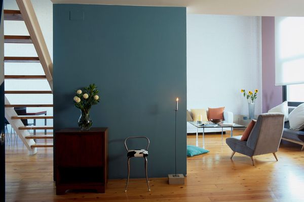 客厅有很多木质的口音。