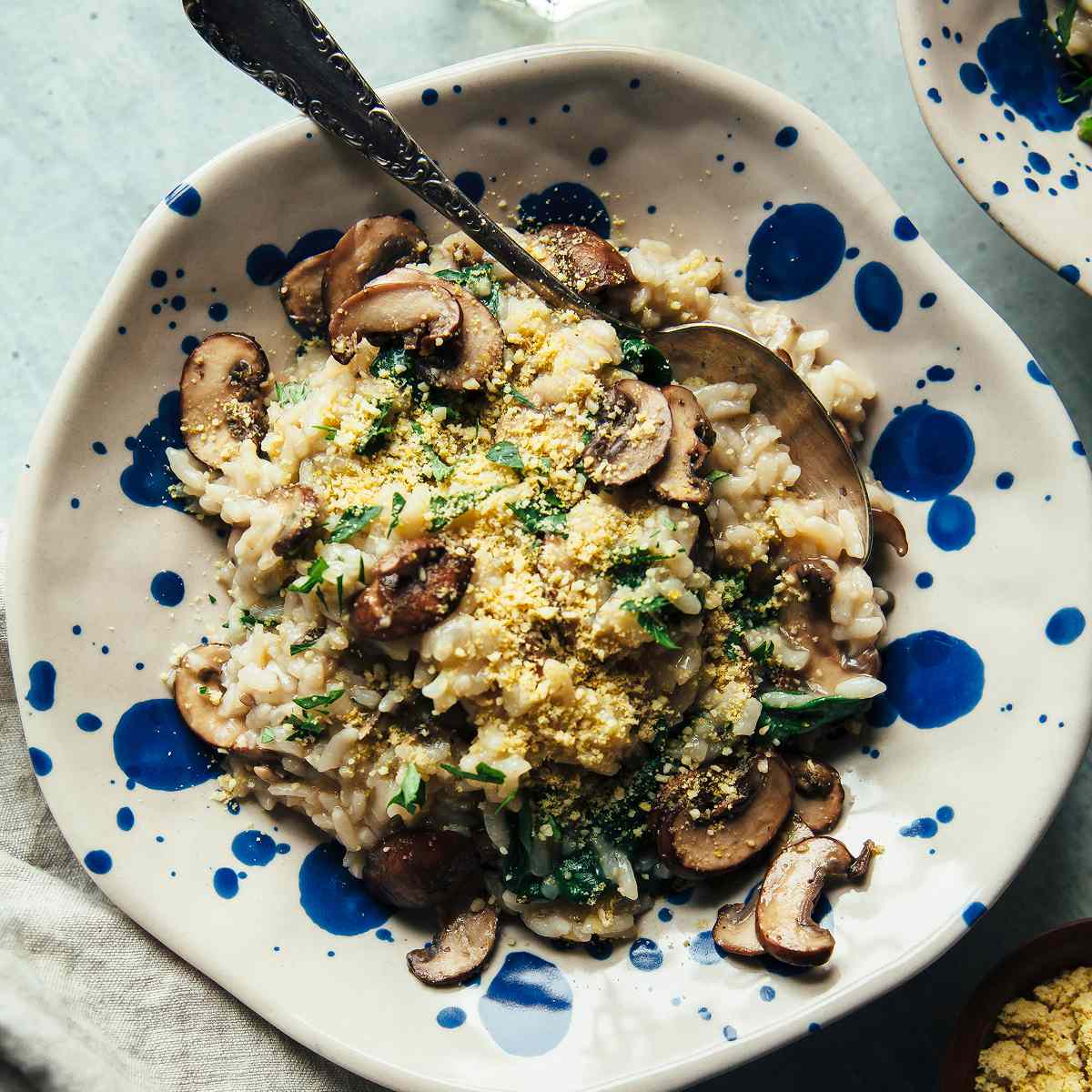 素食主义者蘑菇烩饭菠菜酱