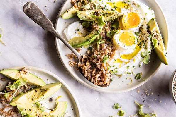 鸡蛋，鳄梨，和谷物的菜代表一个低碳素食