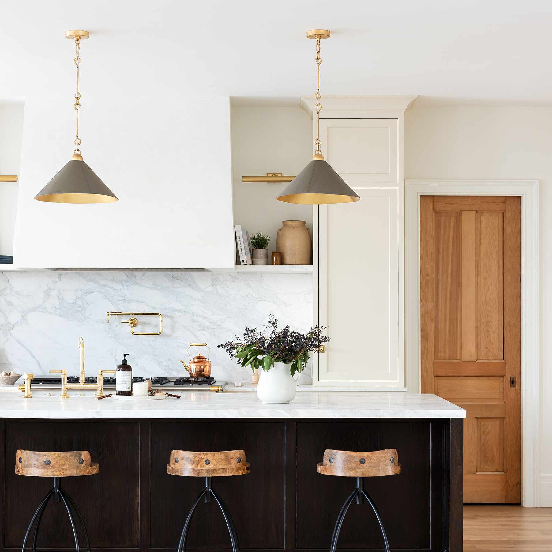 黑色和白色的厨房