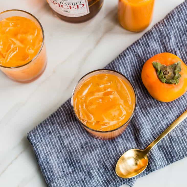 朗姆酒老式的放在桌子上。”class=