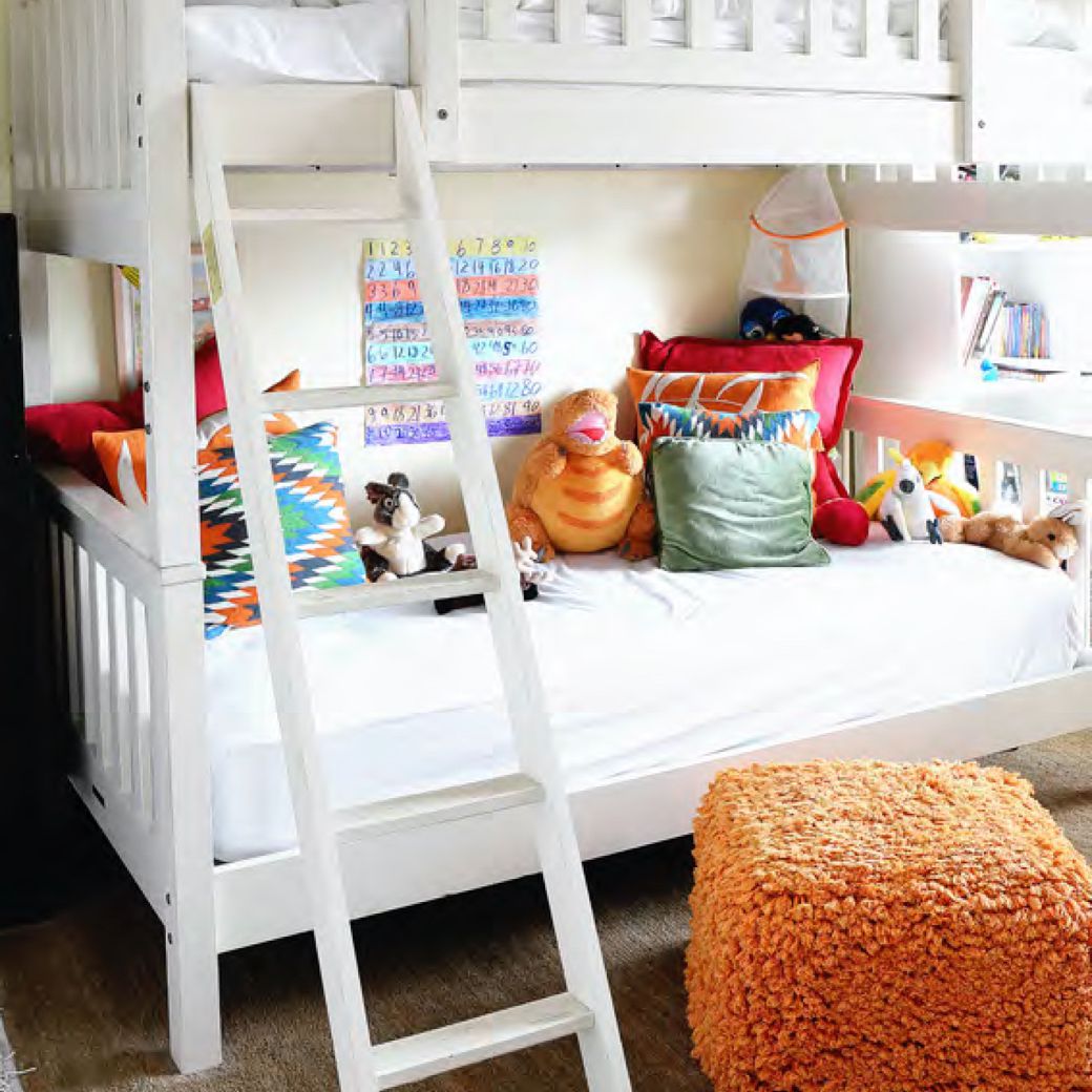 房间里的彩色双层床