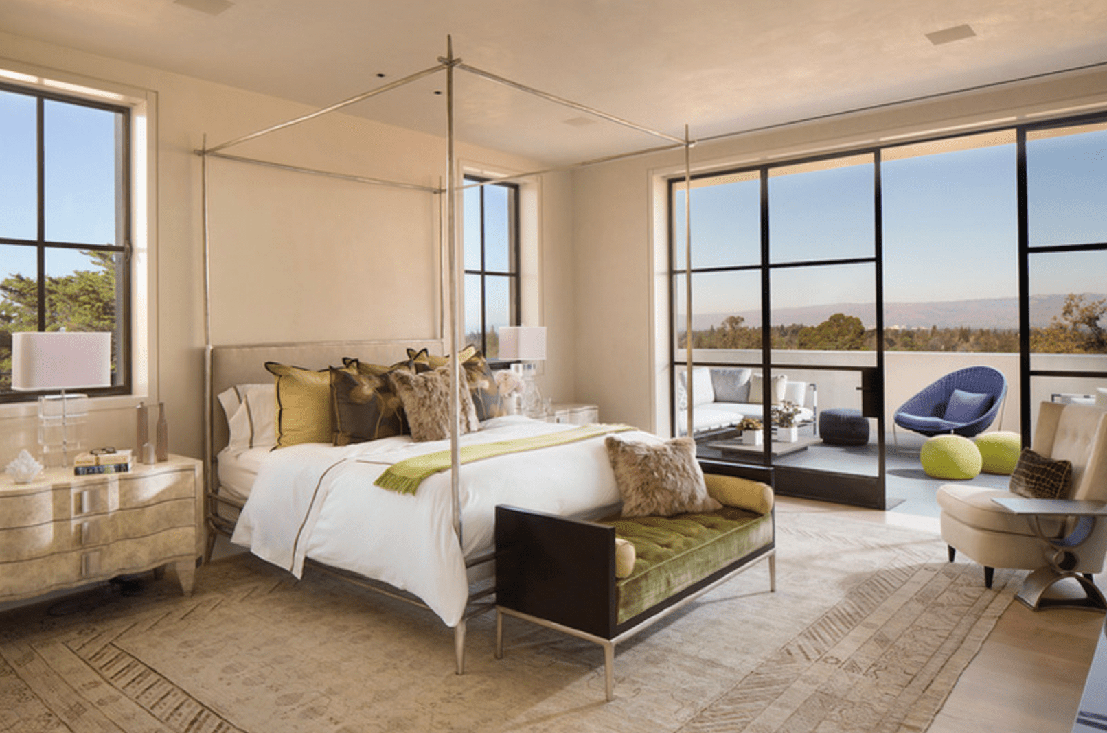 这是一间卧室，通往装饰有雕塑和彩色家具的阳台