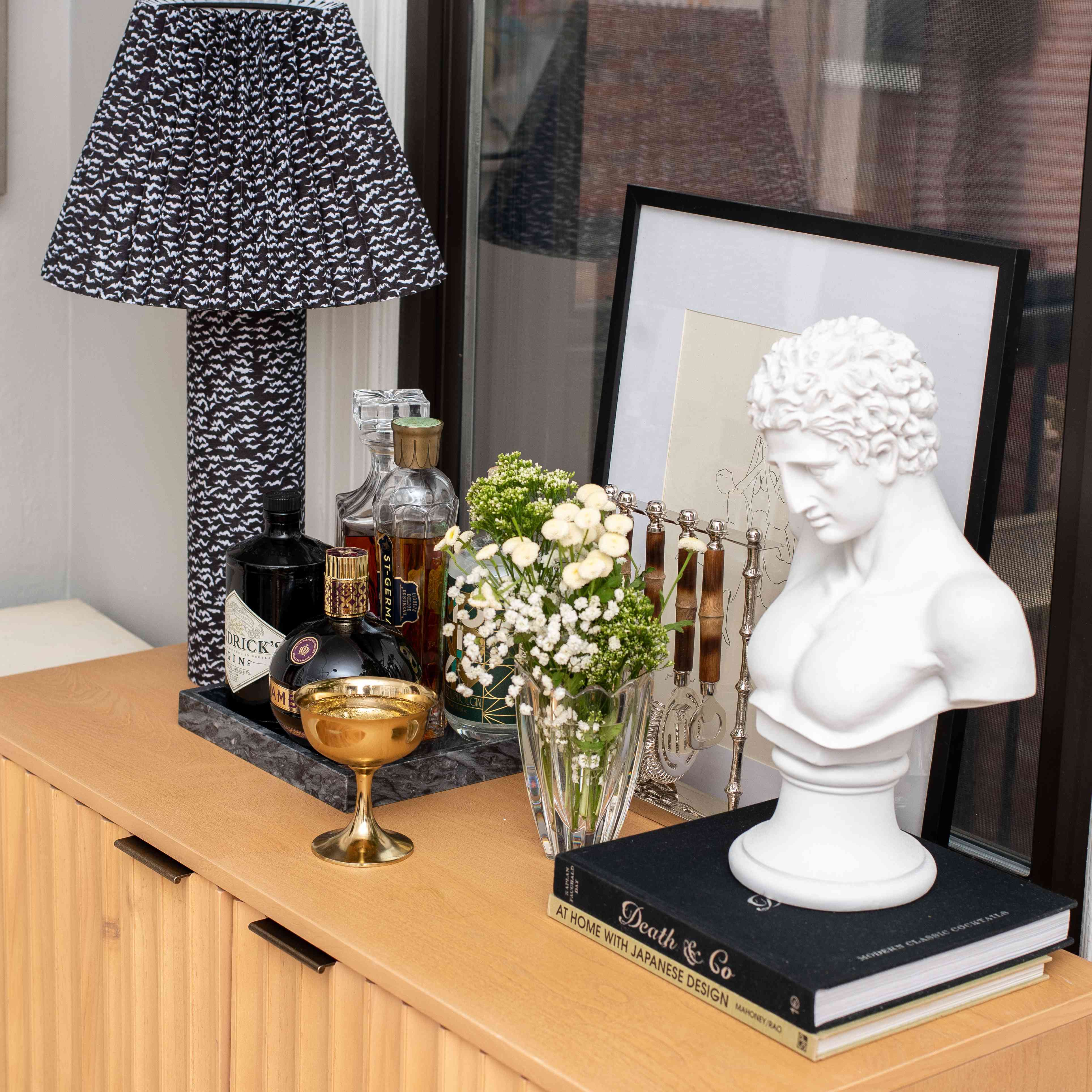 酒吧车上的胸围。