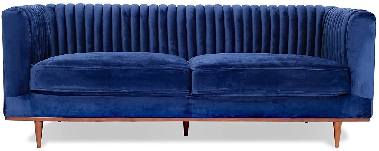 蓝丝绒沙发上。