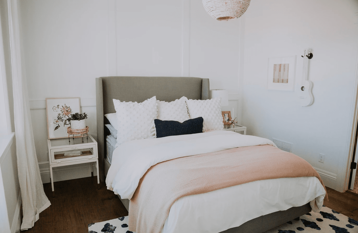 卧室，粉色毯子