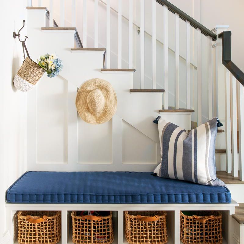 一个小的泥潭塞进了一个家的入口处