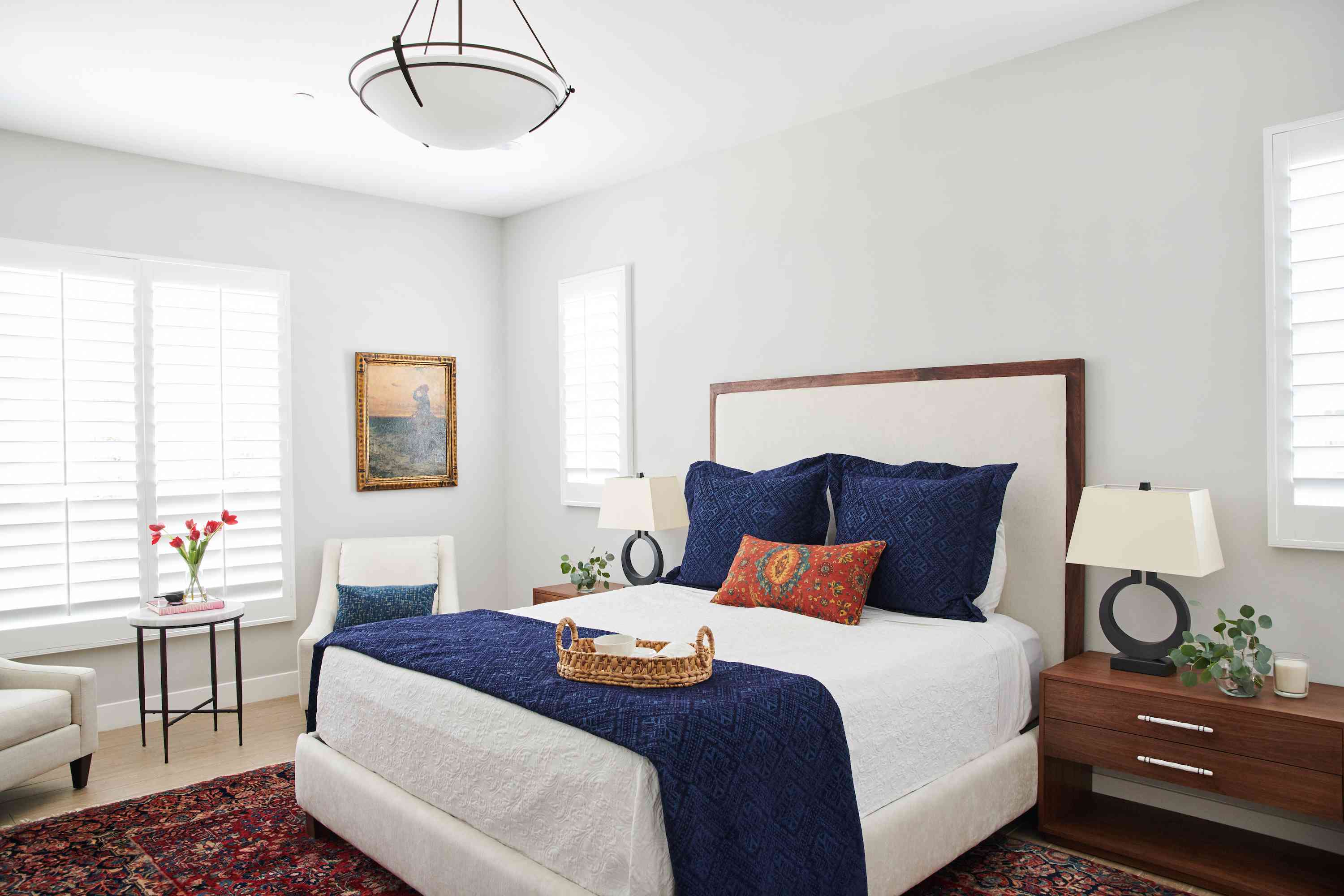 有海军的小卧室扔毯子在床上。