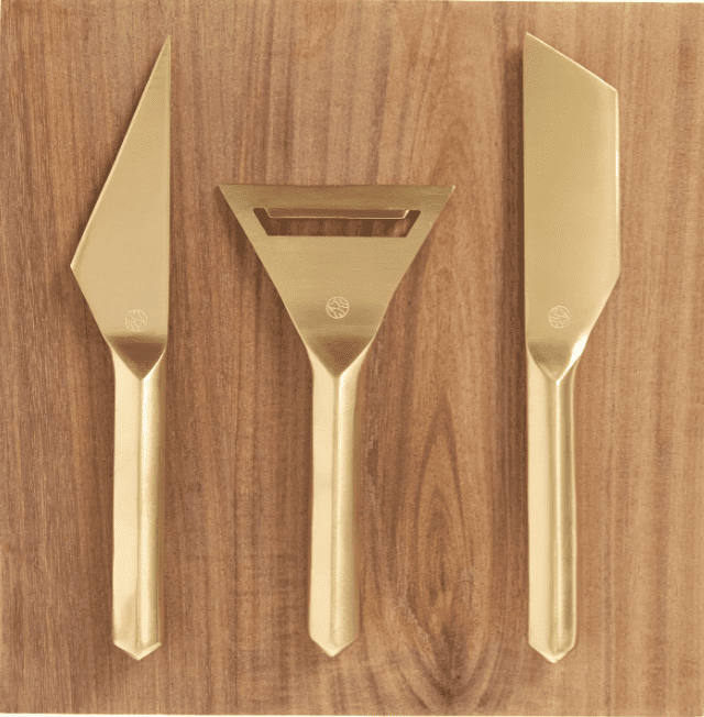 两把金刀和一个奶酪切片机