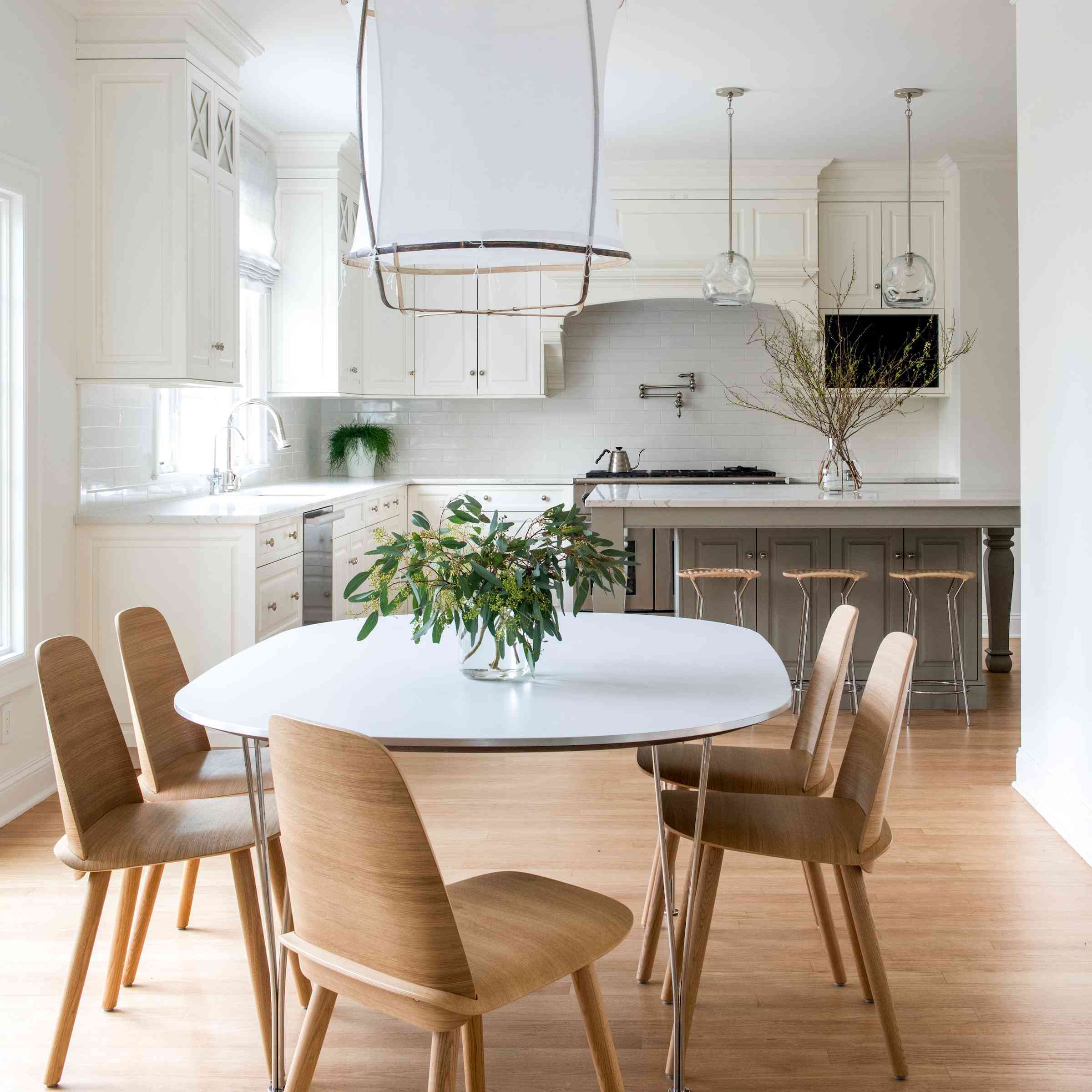 简单的厨房用餐套与上面的大枝形吊灯。