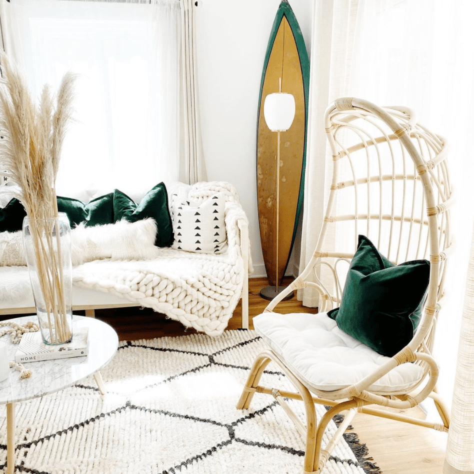 海滩海滨客厅冲浪板和藤蛋椅。