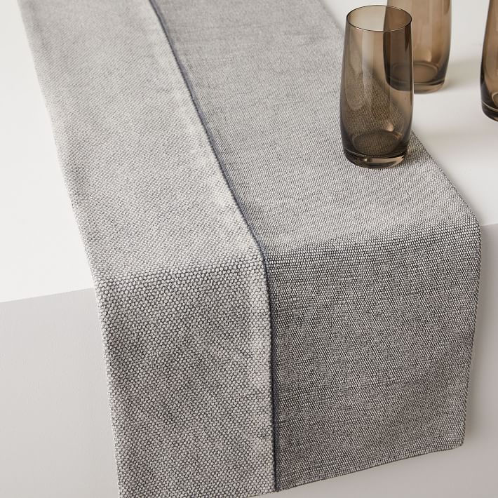 灰色棉帆布表转轮搭着白色表面。