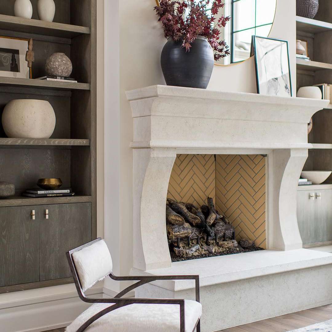 有花束的客厅在壁炉架上的花