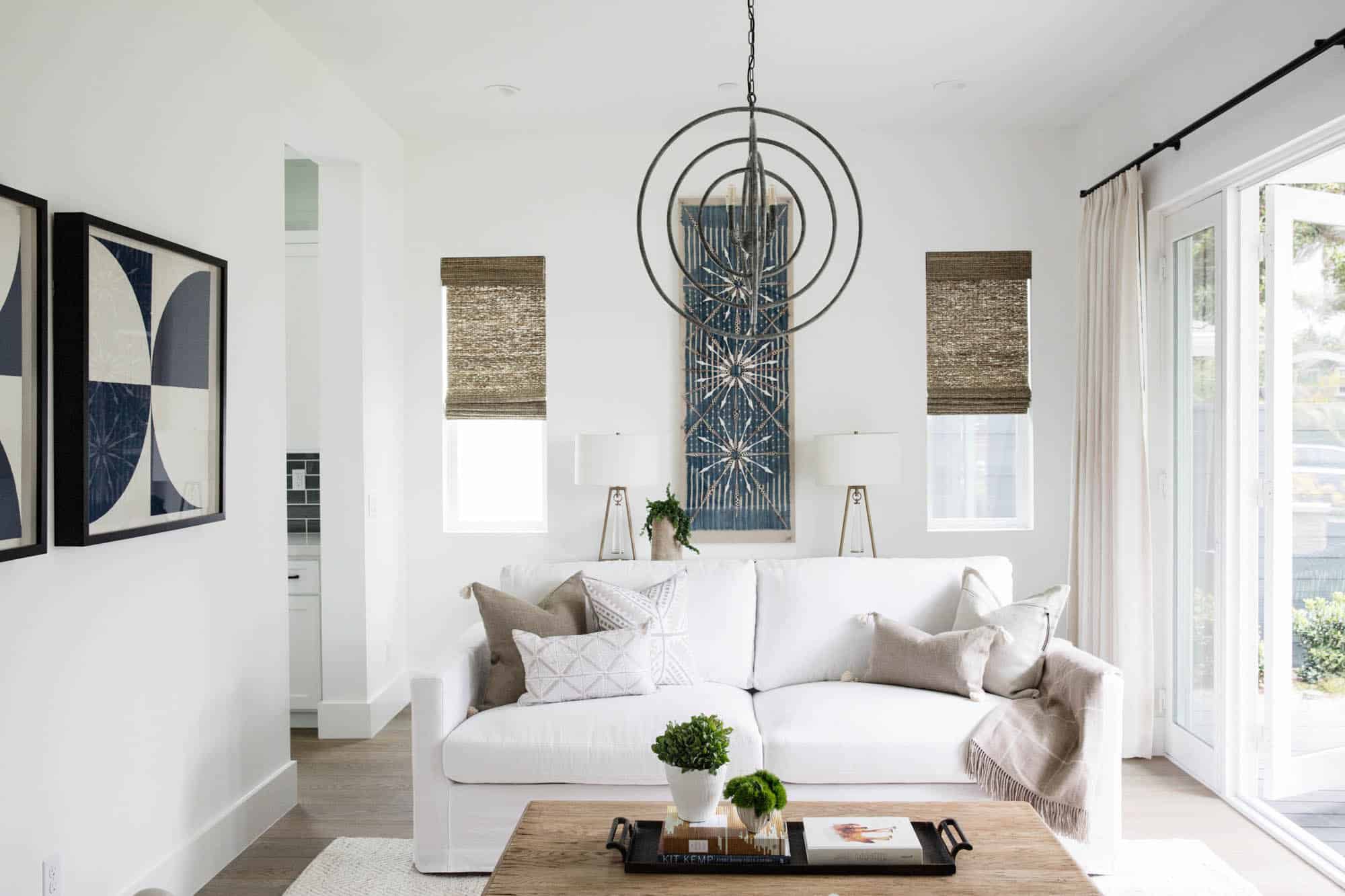 白色客厅与柔和的中性口音。