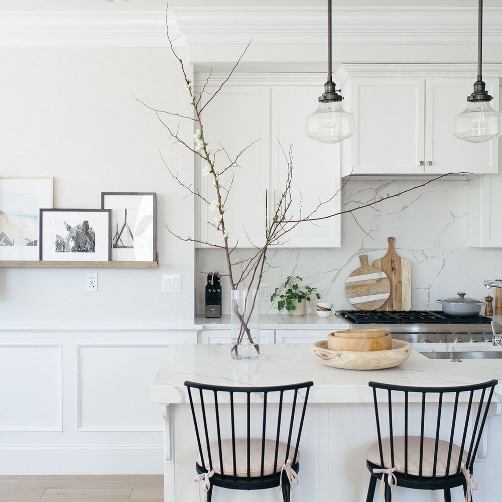 有黑色口音的白色厨房